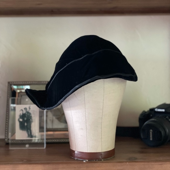Vintage | Black Velvet Flapper Cloche Hat | O/S - Picture 2 of 15